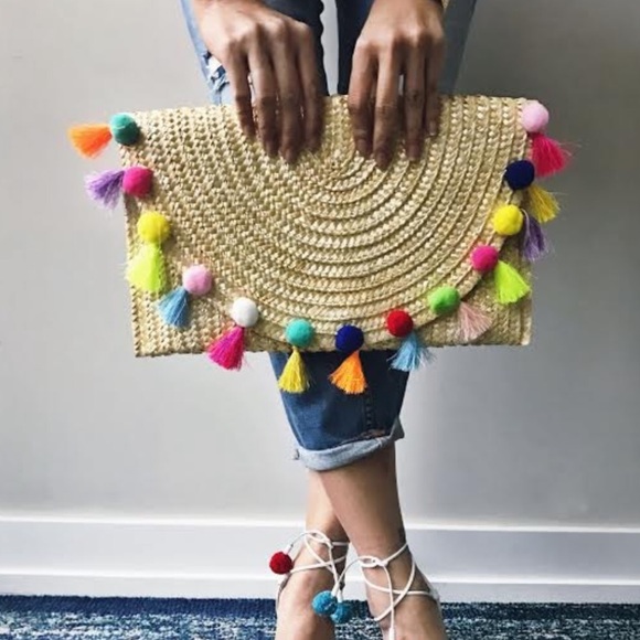 BEST SELLER! Straw pompom clutch!! - Picture 2 of 5